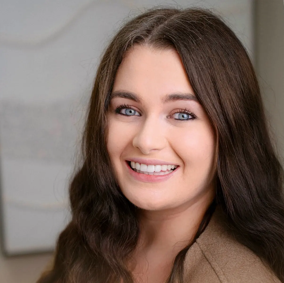 Aura patient smiling with Halo Porcelain Veneers